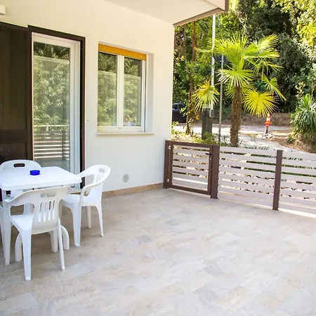 Charming With A Lovely Patio 아파트
